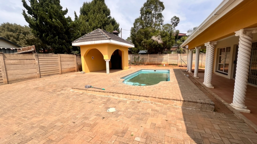 4 Bedroom Property for Sale in Langenhovenpark Free State